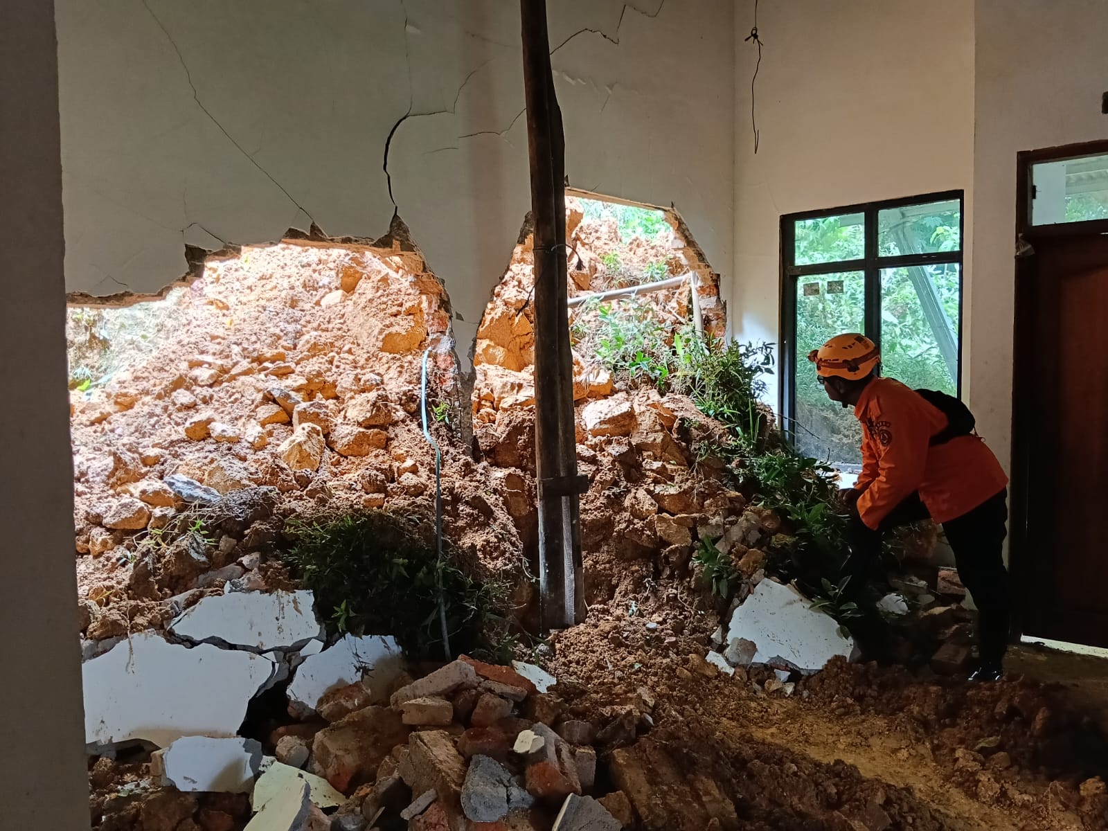 Hujan Deras Picu Longsor di Ngrayun, Dinding Rumah Warga Jebol