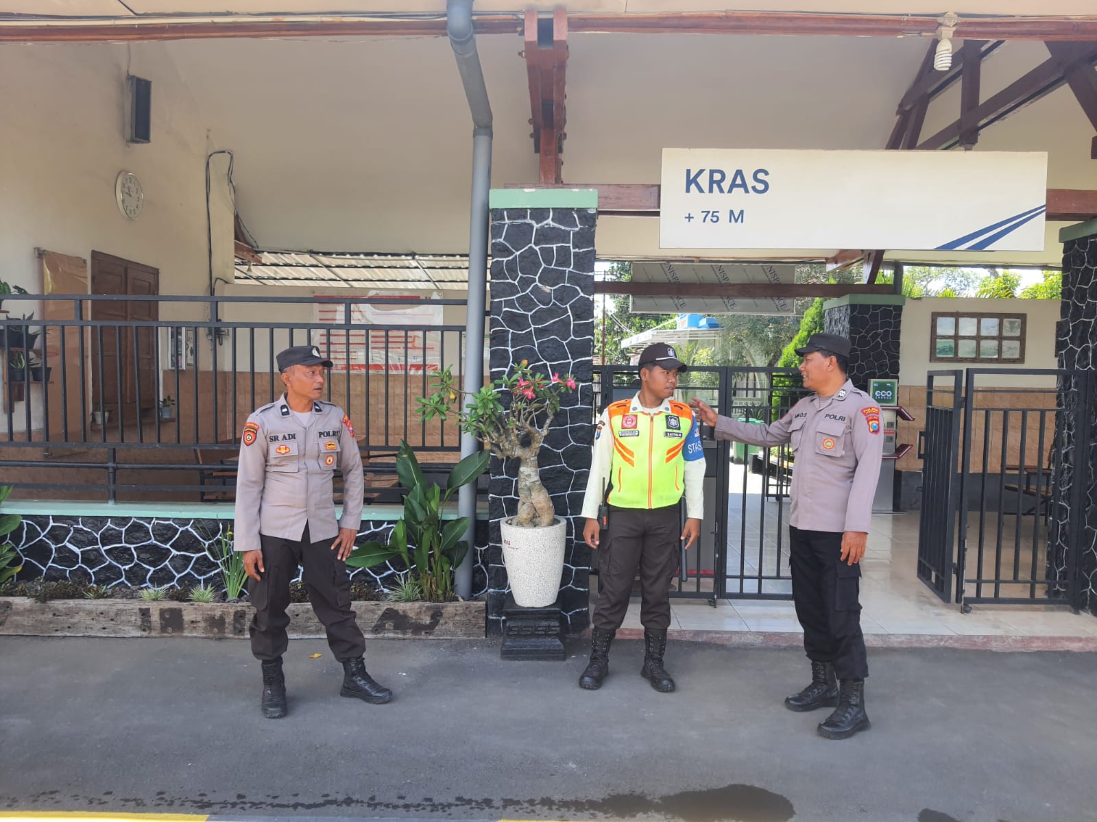Patroli Obvit, Pastikan Wilayah Stasiun KA Kras Aman