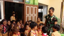 Kebersamaan Satgas TMMD Kodim 0809/Kediri dan Siswa MI Warnai Kegiatan di Desa Gadungan