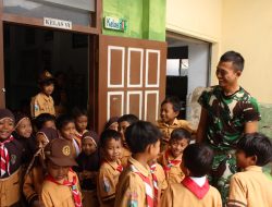 Kebersamaan Satgas TMMD Kodim 0809/Kediri dan Siswa MI Warnai Kegiatan di Desa Gadungan