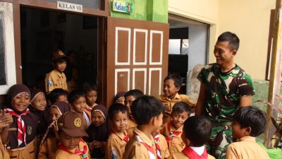 Kebersamaan Satgas TMMD Kodim 0809/Kediri dan Siswa MI Warnai Kegiatan di Desa Gadungan