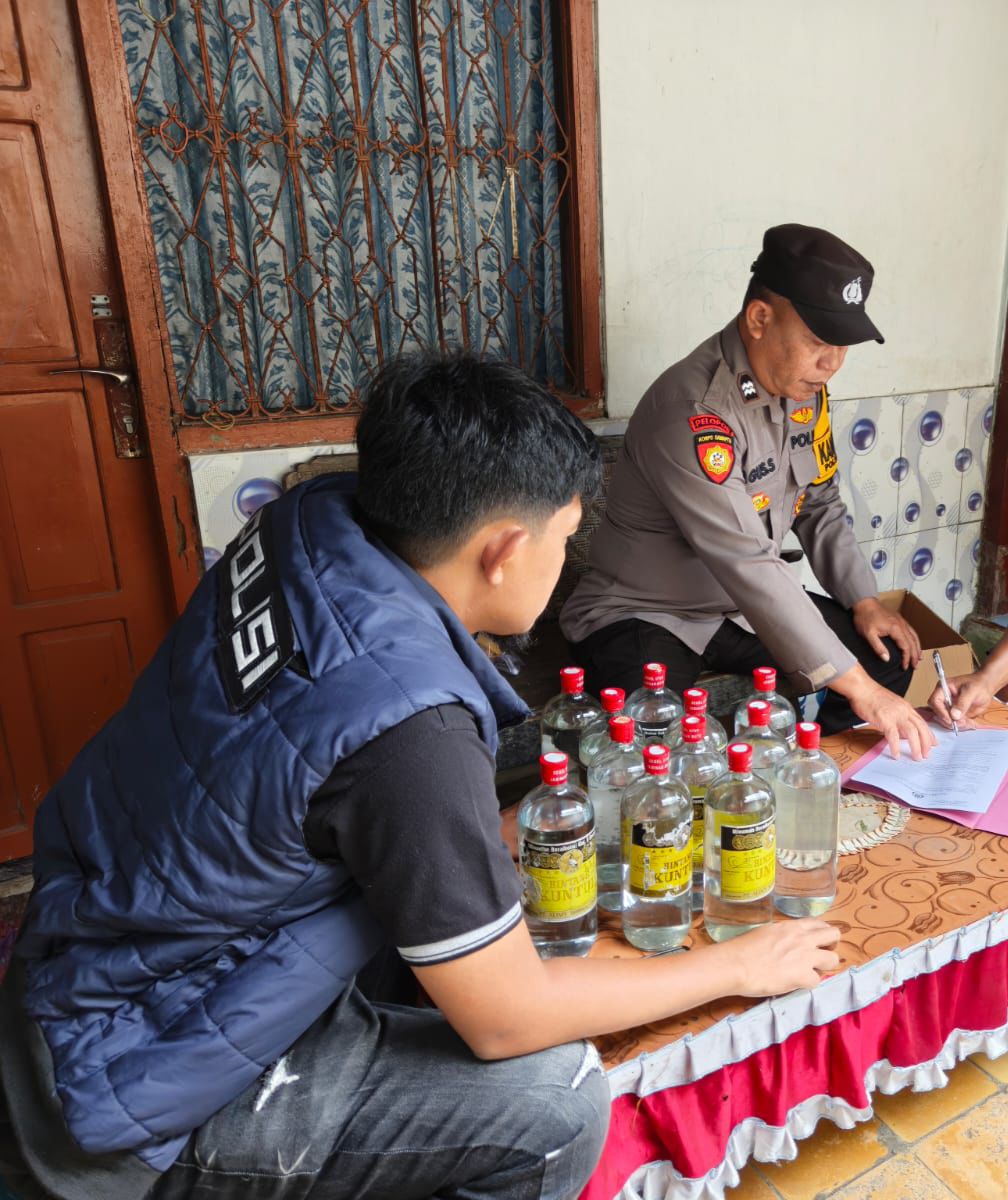 Razia Pekat Semeru, Polisi Amankan 12 Botol Miras di Ngadiluwih