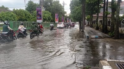 Jalan Raya Depan Kantor Kominfo Kabupaten Kediri Tergenang, Pengguna Jalan Keluhkan Lambatnya Arus Lalu Lintas