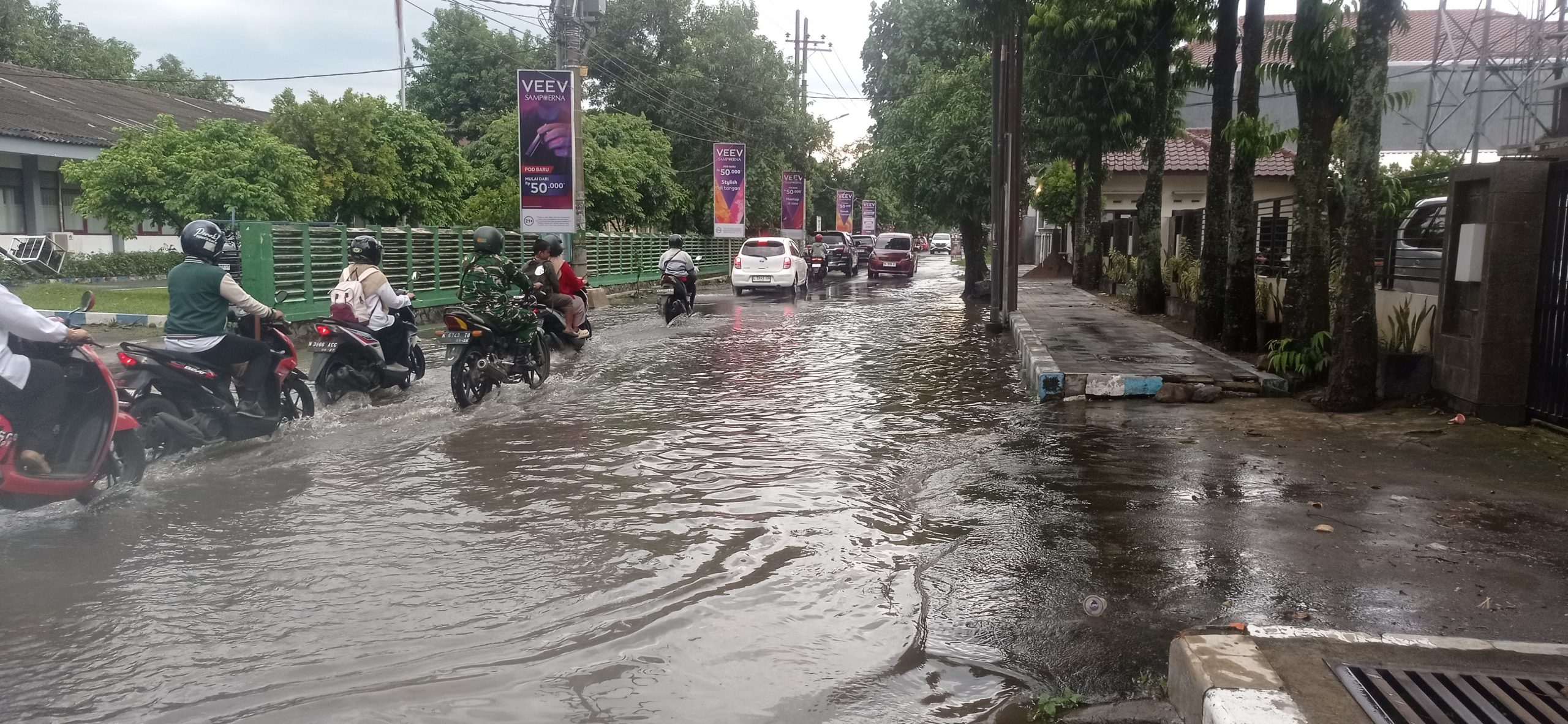Jalan Raya Depan Kantor Kominfo Kabupaten Kediri Tergenang, Pengguna Jalan Keluhkan Lambatnya Arus Lalu Lintas