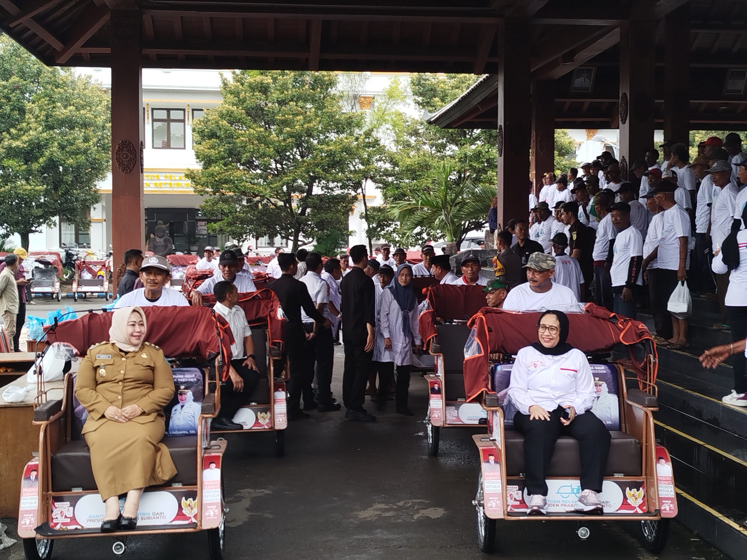 Presiden Salurkan 200 Becak Listrik untuk Pengayuh Becak Lansia di Ponorogo