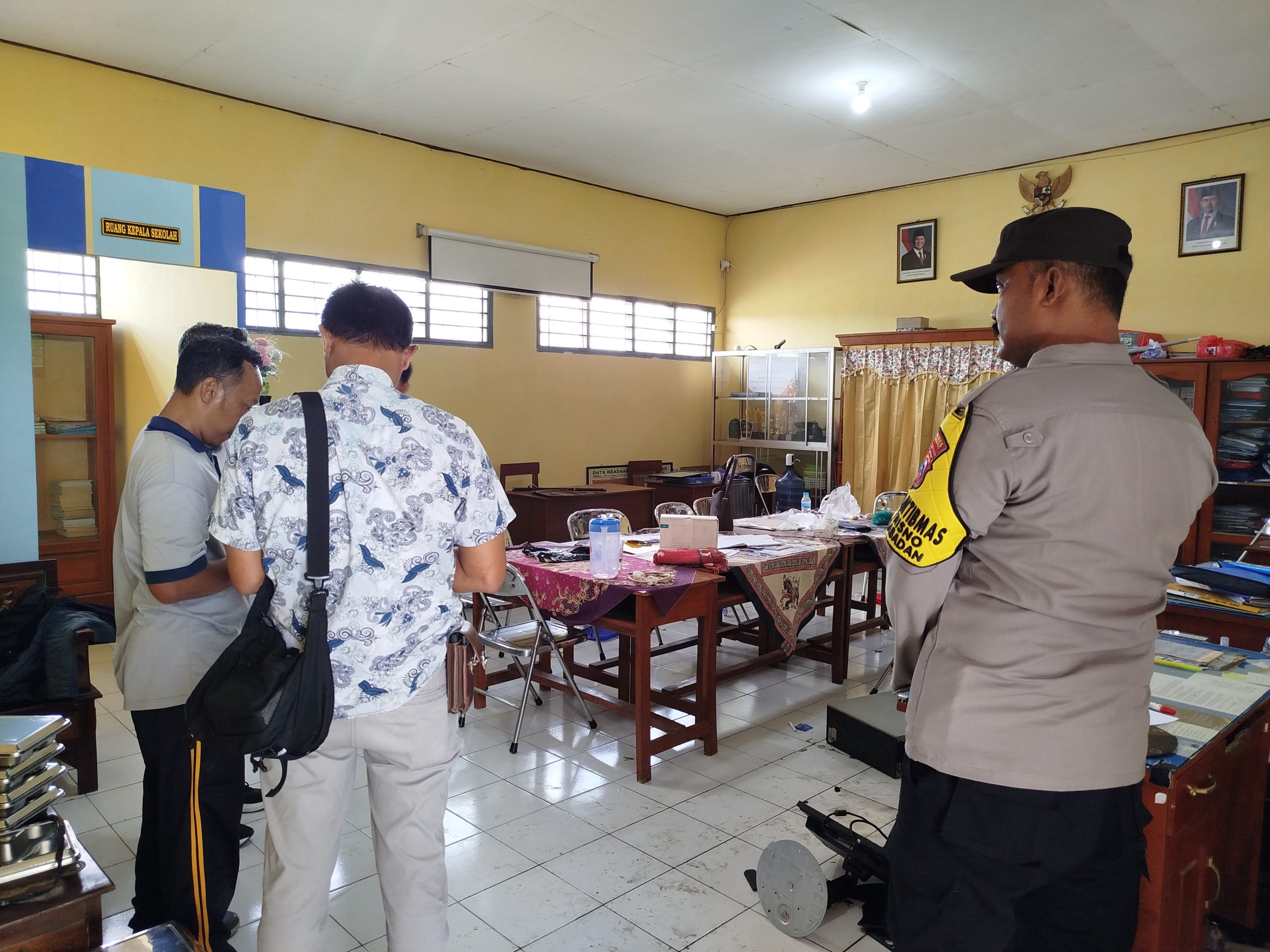 Kantor SMK Al Inabah Ponorogo Dirusak OTK, Polisi Temukan Pedang Katana di TKP