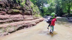 Tak Miliki Akses Jembatan, Enam KK di Jambon Terpaksa Seberangi Sungai Setiap Hari