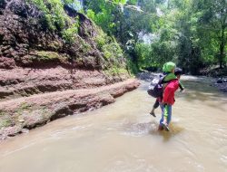 Tak Miliki Akses Jembatan, Enam KK di Jambon Terpaksa Seberangi Sungai Setiap Hari