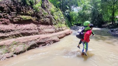 Tak Miliki Akses Jembatan, Enam KK di Jambon Terpaksa Seberangi Sungai Setiap Hari