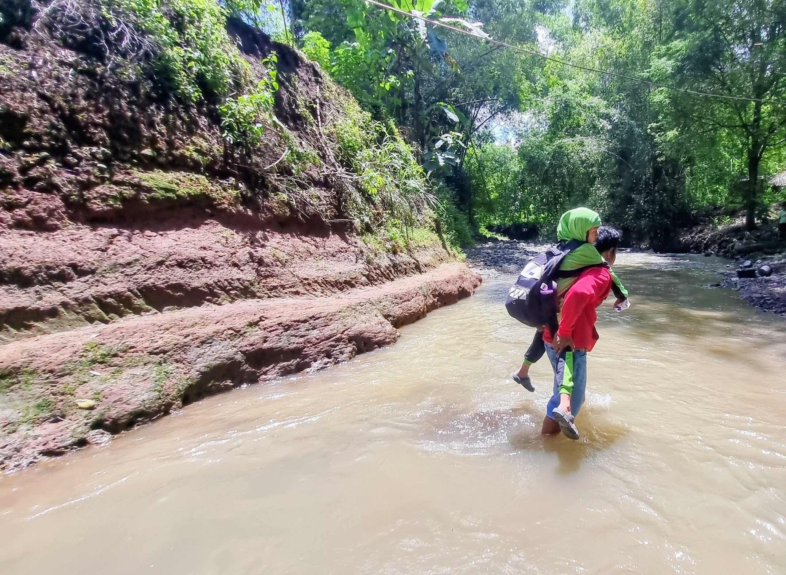 Tak Miliki Akses Jembatan, Enam KK di Jambon Terpaksa Seberangi Sungai Setiap Hari