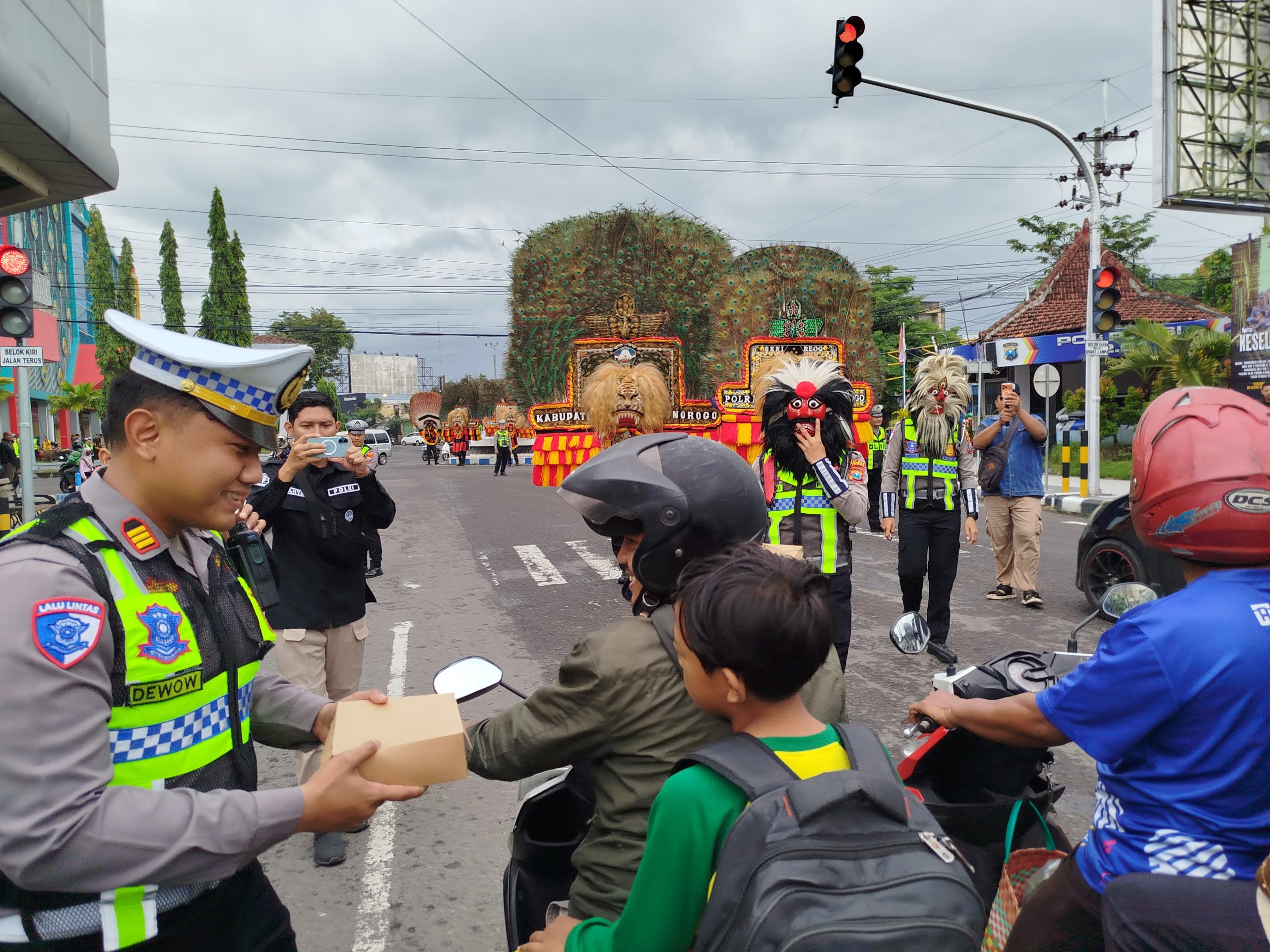Satlantas Polres Ponorogo Sosialisasi Tertib Lalin Pakai Reyog, Sasar Pelajar di Ops Keselamatan Semeru 2026