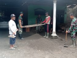 Anggota TNI AL Gotong Royong Bersama Warga Rehab Mushola Al Ikhlas di TMMD ke-127