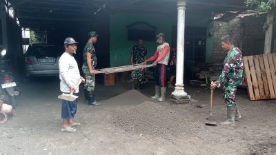 Anggota TNI AL Gotong Royong Bersama Warga Rehab Mushola Al Ikhlas di TMMD ke-127
