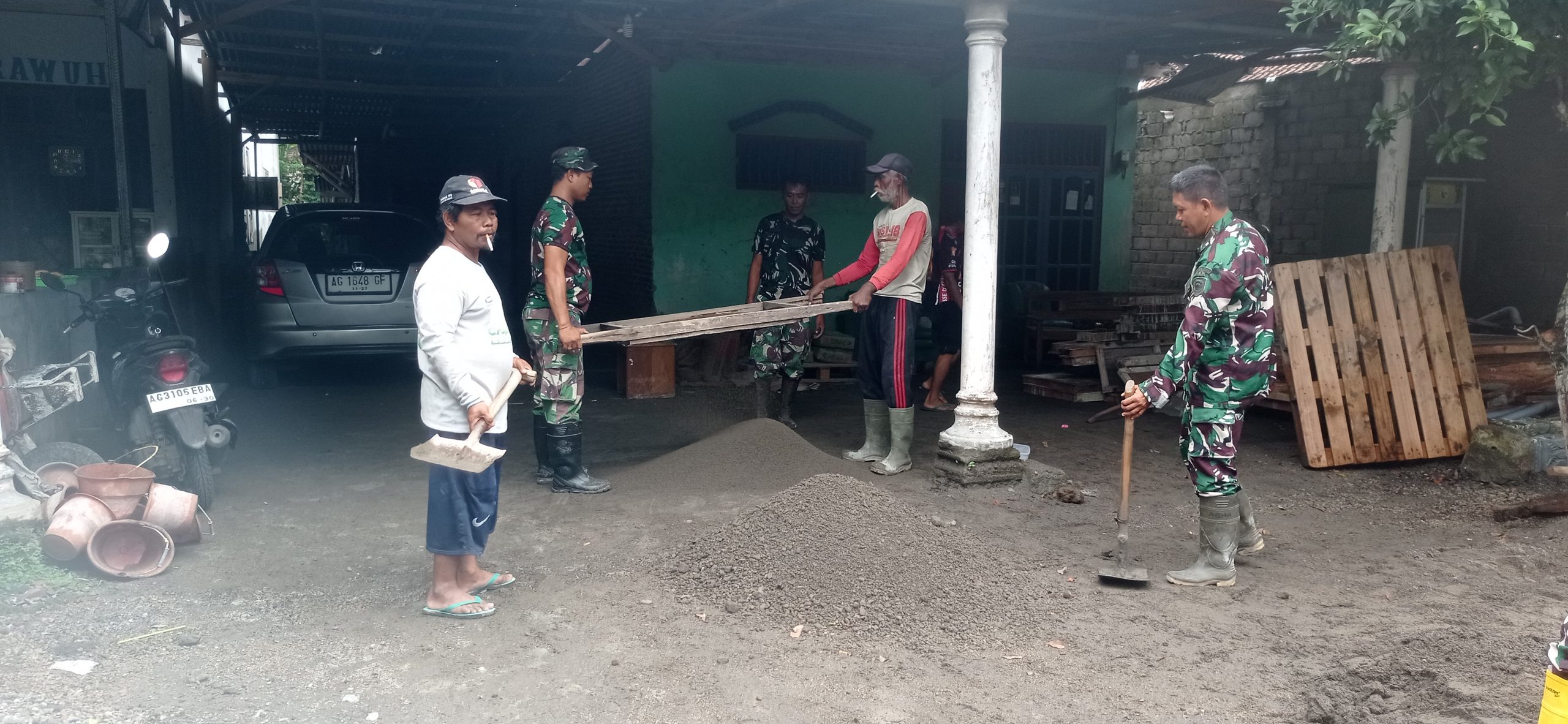 Anggota TNI AL Gotong Royong Bersama Warga Rehab Mushola Al Ikhlas di TMMD ke-127