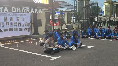 Kapolres Kediri Kota AKBP Anggi Saputra Ibrahim saat menemui puluhan PMII Kediri di halaman mapolres setempat (rizky