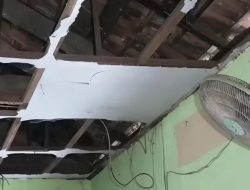 Dua Tahun Tak Tertangani, Plafon Kelas SDN 2 Warujayeng Berpotensi Runtuh
