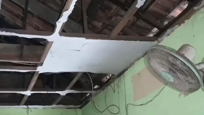 Dua Tahun Tak Tertangani, Plafon Kelas SDN 2 Warujayeng Berpotensi Runtuh