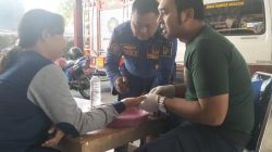 Jari Manis Membengkak Akibat Cincin Pernikahan, Damkar Nganjuk Turun Tangan Melepasnya