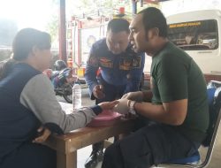 Jari Manis Membengkak Akibat Cincin Pernikahan, Damkar Nganjuk Turun Tangan Melepasnya