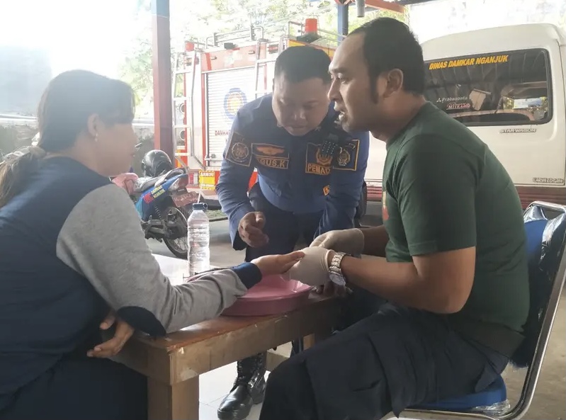 Jari Manis Membengkak Akibat Cincin Pernikahan, Damkar Nganjuk Turun Tangan Melepasnya