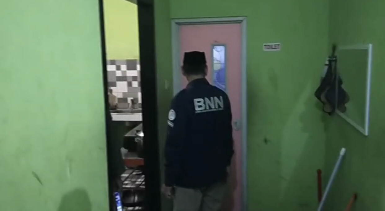 Razia Ramadan, Petugas Temukan LC Bersembunyi di Kamar Mandi Karaoke