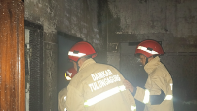 Diduga Korsleting Listrik, Rumah Warga di Tulungagung Hangus Terbakar