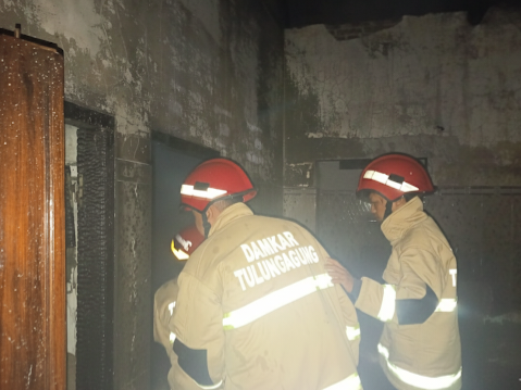 Diduga Korsleting Listrik, Rumah Warga di Tulungagung Hangus Terbakar