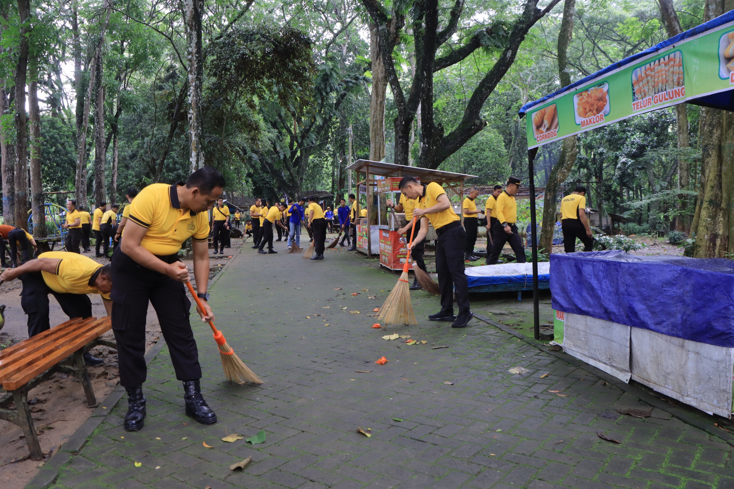 Dukung Gerakan Indonesia Asri, Polres Madiun Laksanakan Kerja Bakti di Wisata Wahana Grape