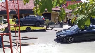 KPK Angkut Dua Mobil Mewah Milik Ketua PBSI Kota Madiun ke Jakarta