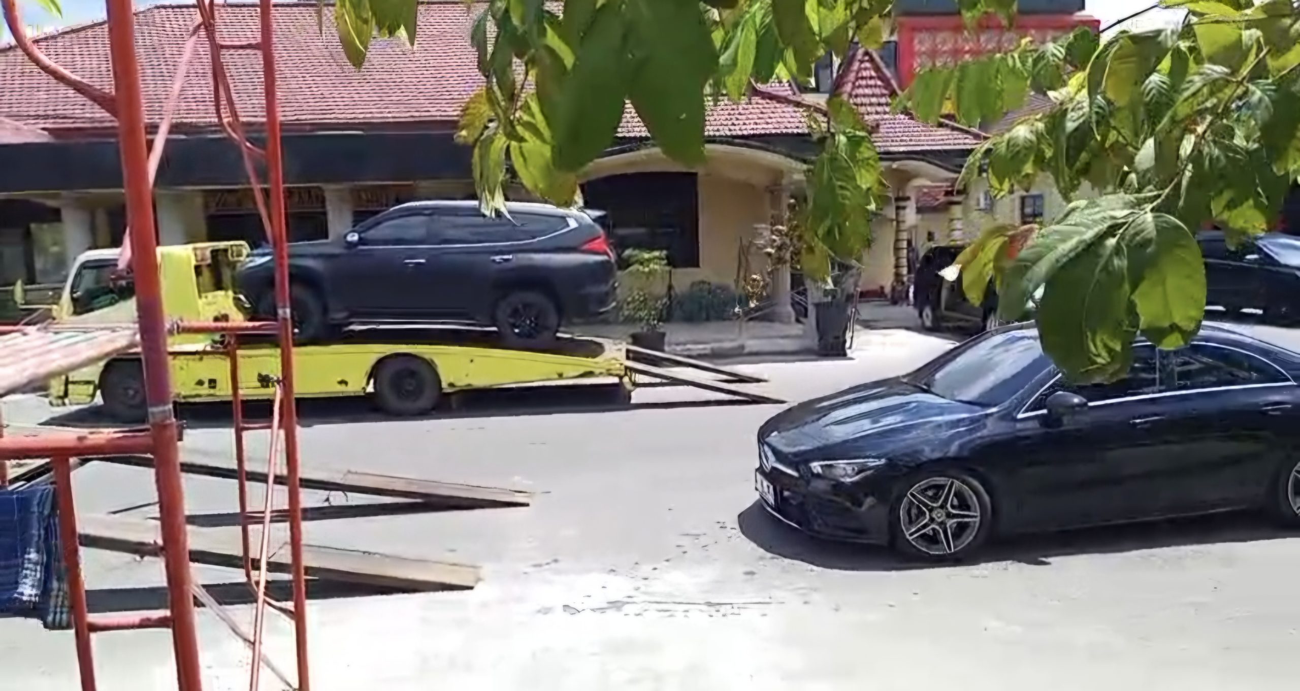 KPK Angkut Dua Mobil Mewah Milik Ketua PBSI Kota Madiun ke Jakarta