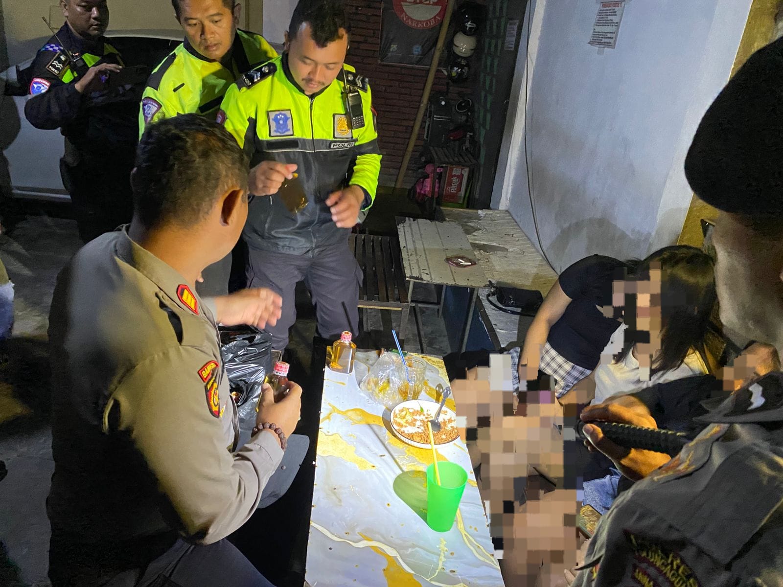 Tiga Warkop Karaoke di Tulungagung Kedapatan Jual Miras Tanpa Izin, 101 Botol Diamankan