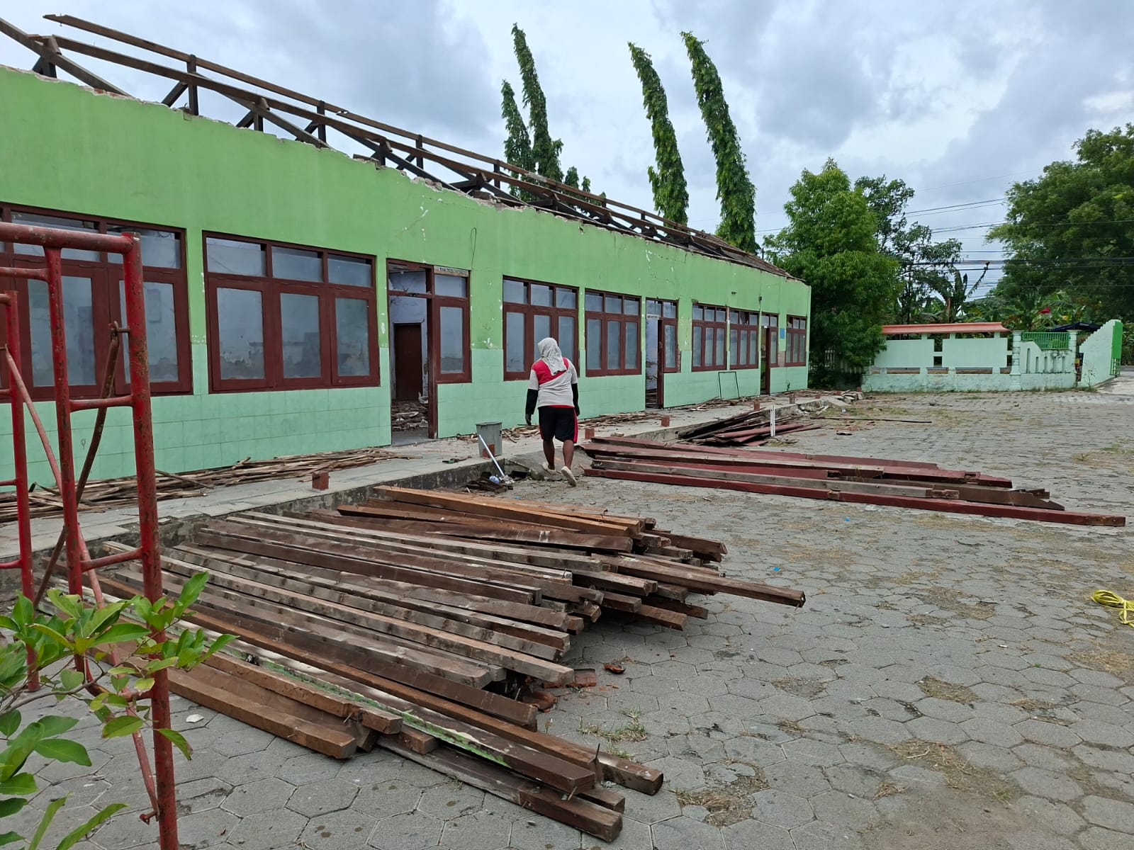 Kades Tiron Diduga Jual Material Bongkaran SDN 01, Pemkab Madiun Tegaskan Tidak Diperbolehkan