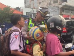 Operasi Keselamatan Semeru 2026, Satlantas Ponorogo Apresiasi Pengendara Tertib dengan Helm dan Cokelat