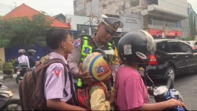 Operasi Keselamatan Semeru 2026, Satlantas Ponorogo Apresiasi Pengendara Tertib dengan Helm dan Cokelat