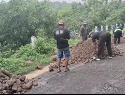 Warga Desa Kalipang, Kecamatan Grogol, Swadaya Perbaiki Jalan Desa Rusak