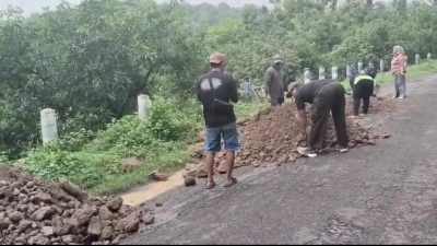 Warga Desa Kalipang, Kecamatan Grogol, Swadaya Perbaiki Jalan Desa Rusak