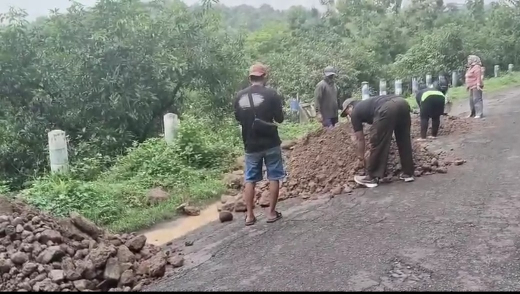 Warga Desa Kalipang, Kecamatan Grogol, Swadaya Perbaiki Jalan Desa Rusak