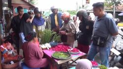 Pedagang Bunga Nyekar Banjir Pembeli, Ratusan Bungkus Ludes dalam Sehari