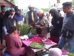 Pedagang Bunga Nyekar Banjir Pembeli, Ratusan Bungkus Ludes dalam Sehari