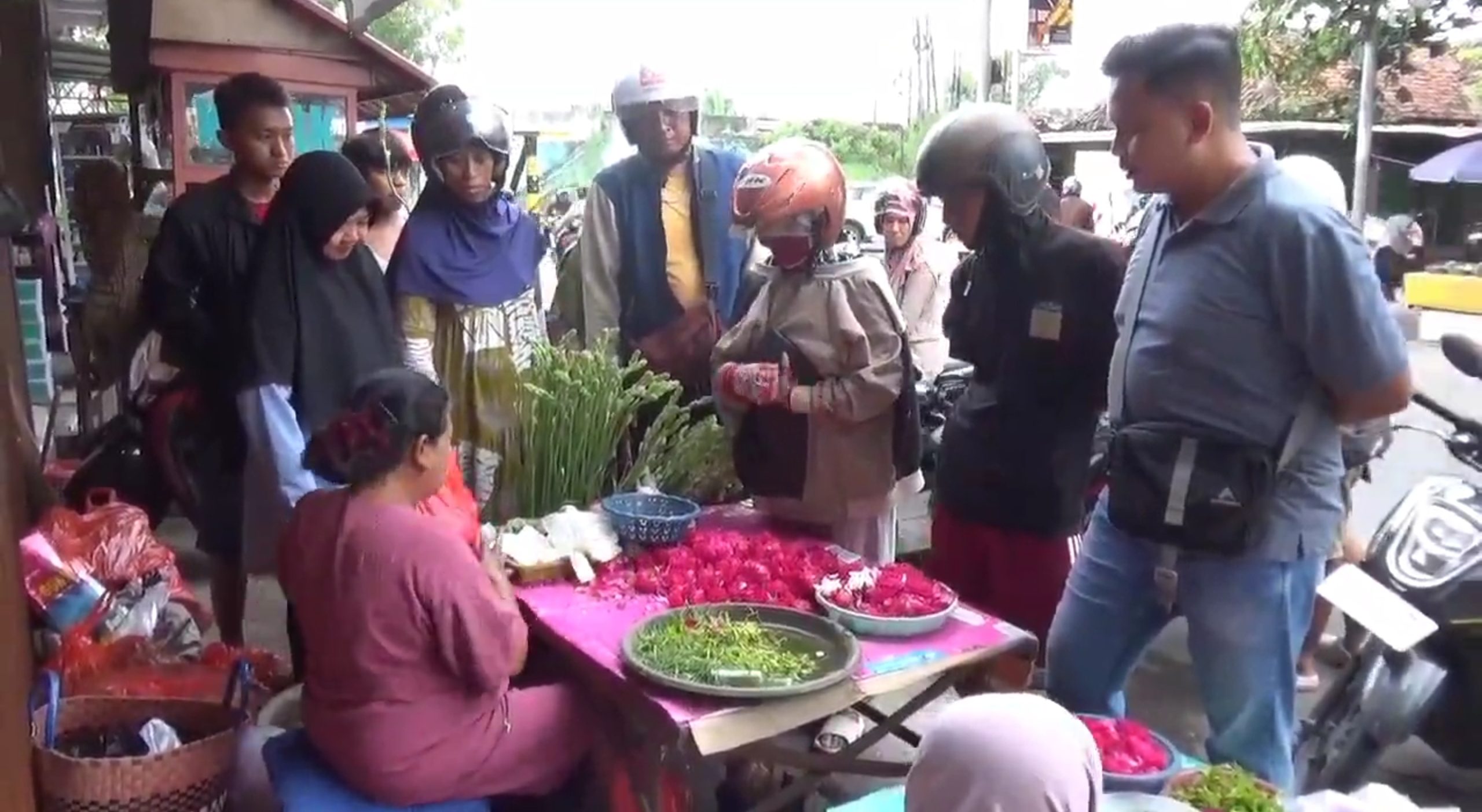 Pedagang Bunga Nyekar Banjir Pembeli, Ratusan Bungkus Ludes dalam Sehari