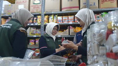 Petugas Gabungan Sidak Swalayan di Tulungagung, Temukan Produk Impor Tanpa Izin hingga Kemasan Rusak