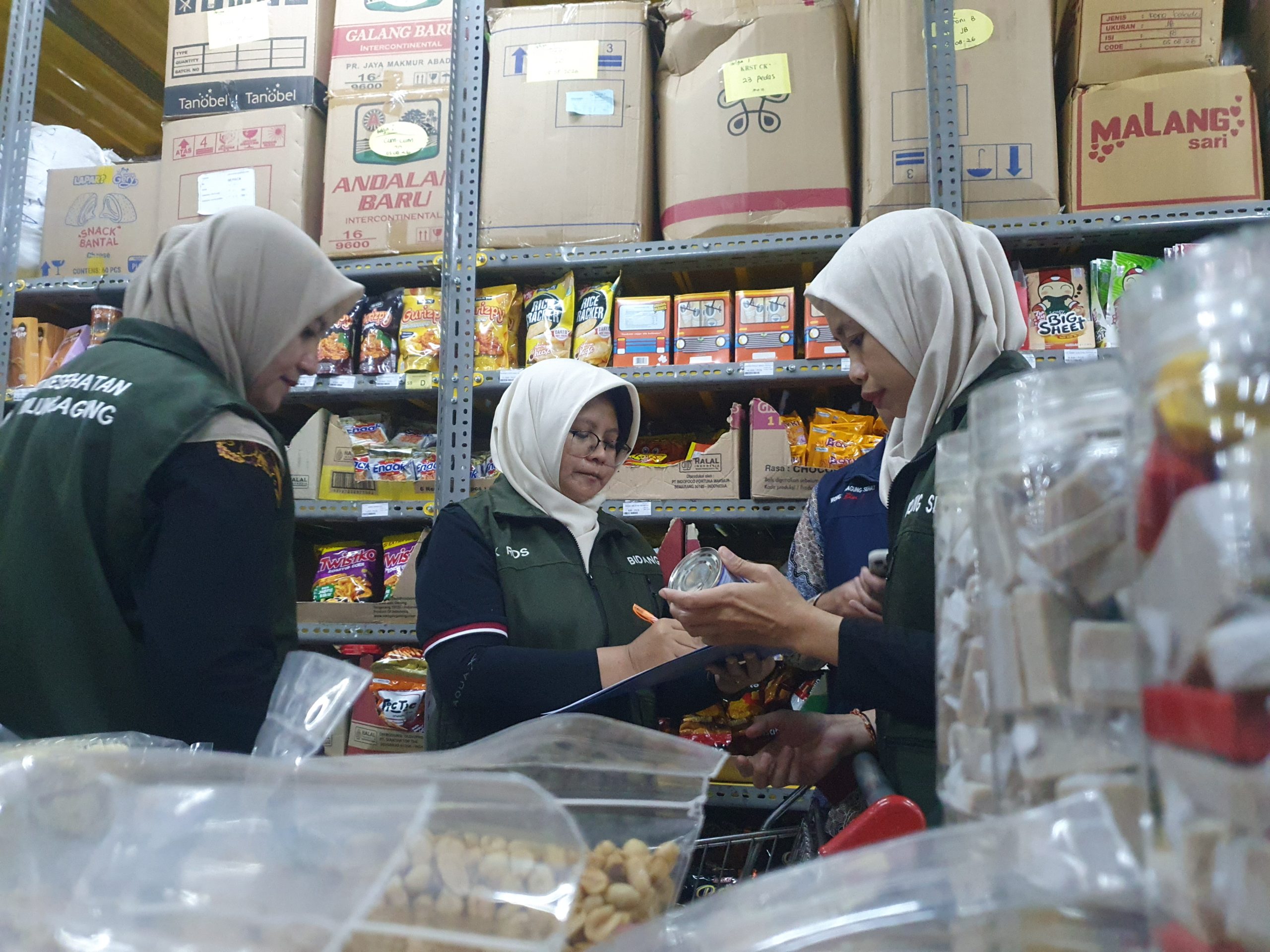 Petugas Gabungan Sidak Swalayan di Tulungagung, Temukan Produk Impor Tanpa Izin hingga Kemasan Rusak