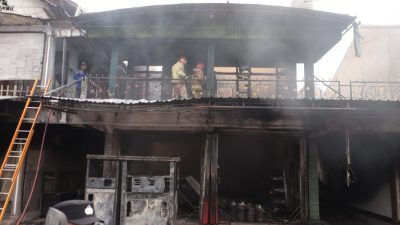 Toko Kelontong dan Mobil Pajero di Kebonsari Terbakar, Kerugian Ditaksir Rp1 Miliar