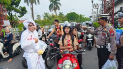 Perempatan PGSD Blitar Heboh, “Pocong” Turun ke Jalan Bagikan Sayuran