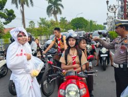 Perempatan PGSD Blitar Heboh, “Pocong” Turun ke Jalan Bagikan Sayuran