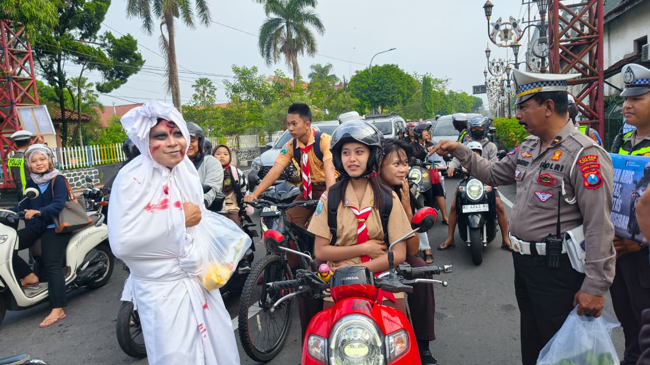 Perempatan PGSD Blitar Heboh, “Pocong” Turun ke Jalan Bagikan Sayuran