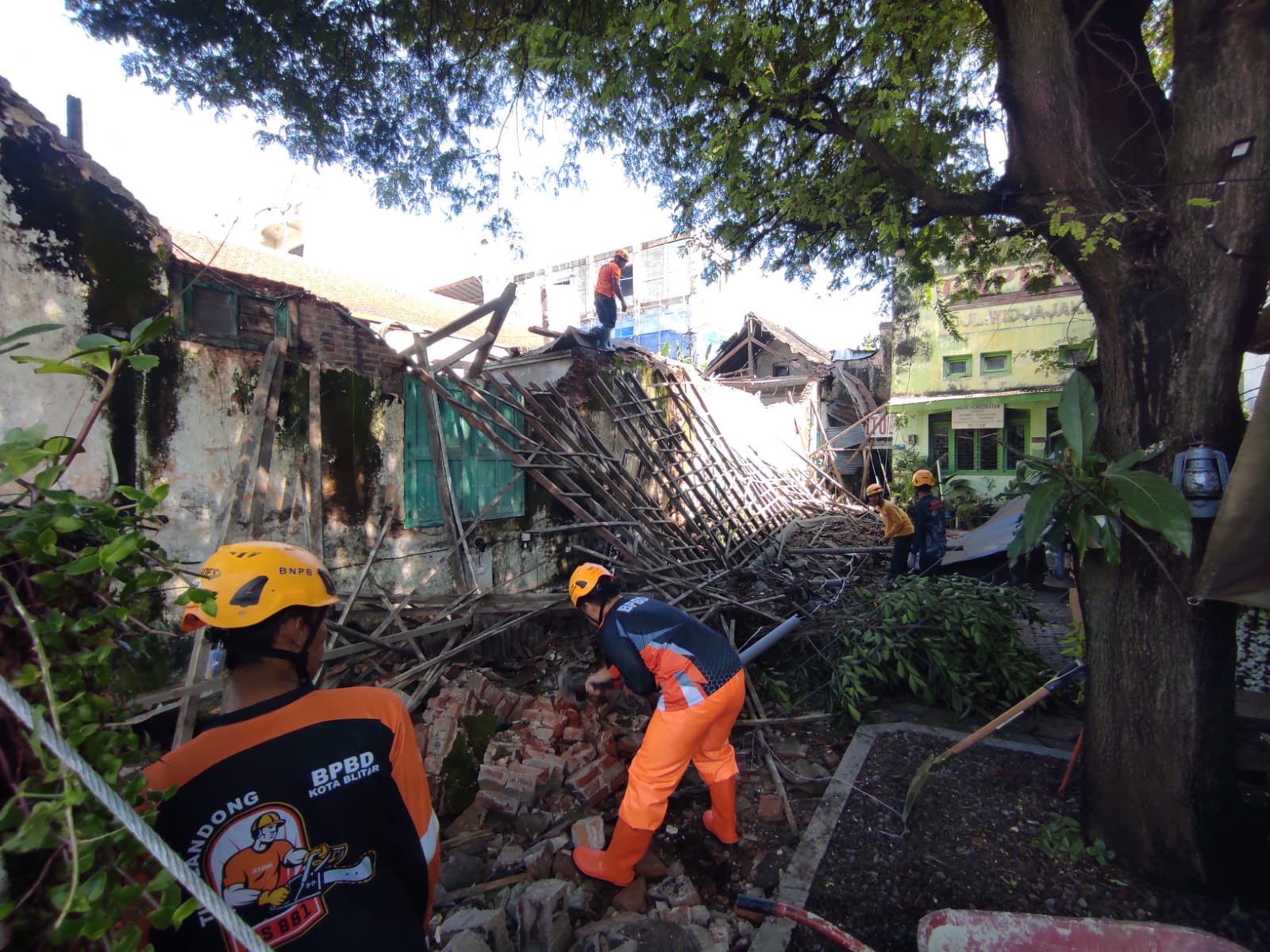 Dampak Gempa Pacitan, Bangunan Eks Gudang Gula Ambruk Timpa Area Kafe