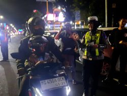 Polres Blitar Kota Bagikan Cokelat di Pos Taman Pecut, Kampanyekan Keselamatan Berlalu Lintas