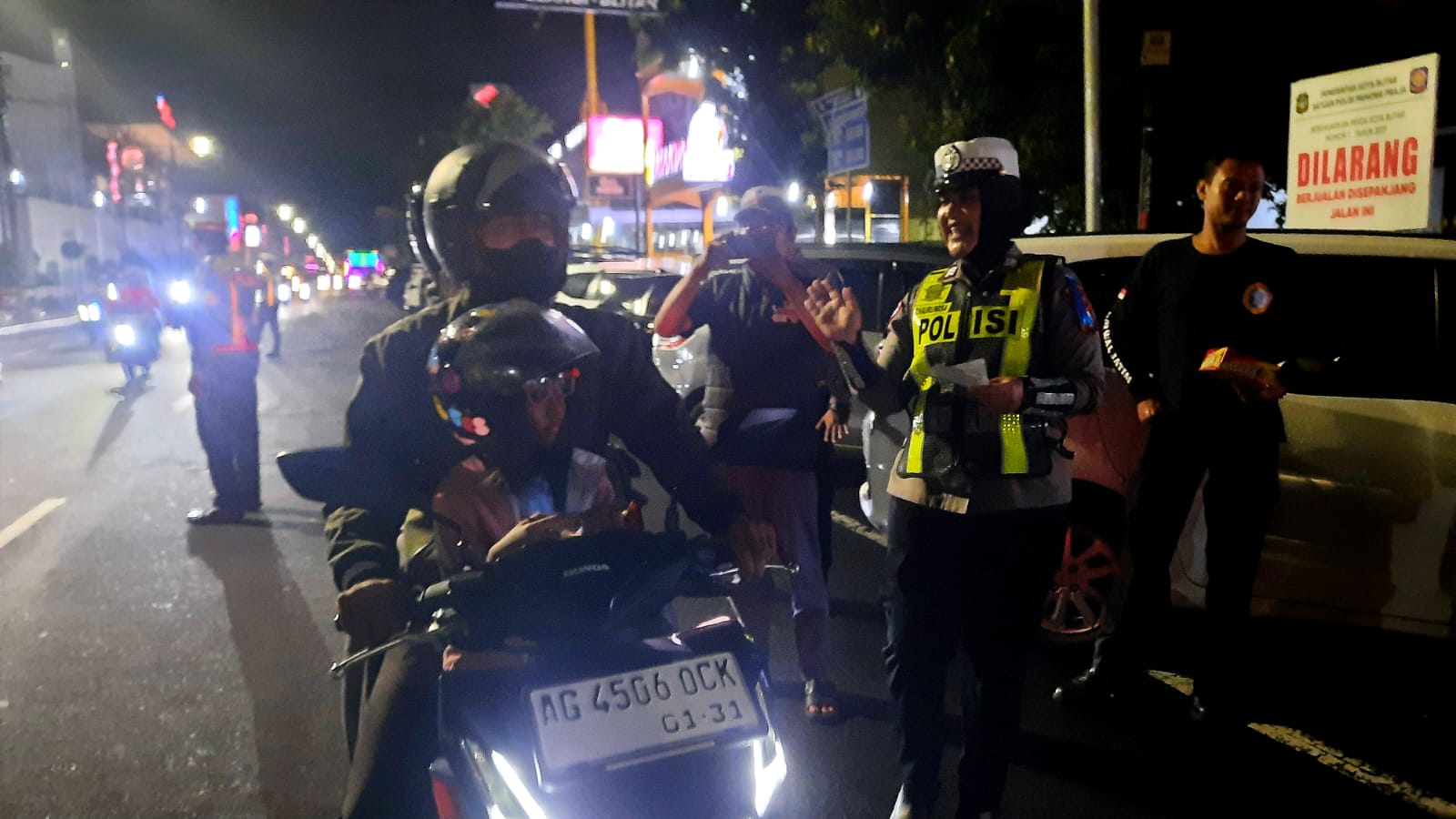 Polres Blitar Kota Bagikan Cokelat di Pos Taman Pecut, Kampanyekan Keselamatan Berlalu Lintas
