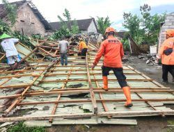 Hujan Disertai Angin Kencang Terjang Gandusari, Blitar, Belasan Rumah dan SD Rusak